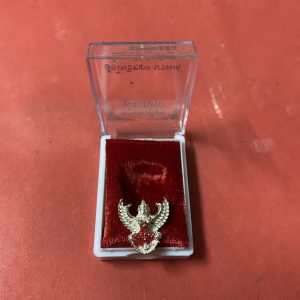 ครุฑมหาโชค หลวงพ่อวราณ์ วัดโพธิ์ทอง พิมพ์เล็ก รุ่นมีแล้วรวย  เนื้อเงิน กล่องเดิม - Image 3