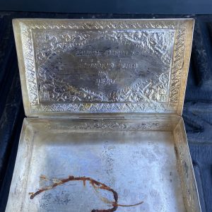 หีบเงินเก่า(โบราณ)หนัก 29.04 กรัม ( 1.9 บาท ) แกะลวดลายโบราณมีฝาปิดสลัก ที่ระลึกแด่ คุณบุญเหลือ สุขพงษ์ จากคุณ จิตต์  ชีวะศาสธน์ สมบูรณ์สวยงามมาก - Image 3