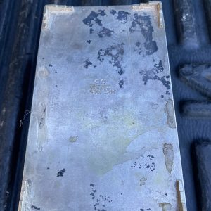 หีบเงินเก่า(โบราณ)หนัก 29.04 กรัม ( 1.9 บาท ) แกะลวดลายโบราณมีฝาปิดสลัก ที่ระลึกแด่ คุณบุญเหลือ สุขพงษ์ จากคุณ จิตต์  ชีวะศาสธน์ สมบูรณ์สวยงามมาก - Image 4