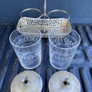 ภาชนะใส่แก้วนำ้เนื้อเงินโบราณพร้อมแก้วนำ้เก่ามีลวดลายเดิม 2 ใบพร้อมฝาปิดเนื้องินแกะลวดลายสวยงาม - Image 2