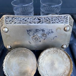 ภาชนะใส่แก้วนำ้เนื้อเงินโบราณพร้อมแก้วนำ้เก่ามีลวดลายเดิม 2 ใบพร้อมฝาปิดเนื้องินแกะลวดลายสวยงาม - Image 3