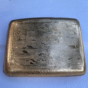 ตลับใส่ยาเส้นโบราณของจีนเเนื้อเงินแกะลวดลายพระราชวังฝาเป็นรูปมังกร นำไปชุบทองเก่าคลาสสิคสมบูรณ์มากๆ(พร้อมหลักฐานใบเสร็จเก่า) นน.12.37 กรัม - Image 2