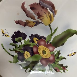 ถาดกระเบื้องโบราณสมัย ร.5  สผ. 16" ลายช่อดอกบานใหญ่สีเหลืองชมพู 1ดอกและผีเสื้อน้อย 2 ตัว สวยงามสมบูรณ์มาก - Image 4