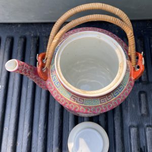 กาใส่นำ้ชาเก่าพร้อมฝามีลวดลายนูนรอบตัว และมีภาษาจีน 4 ตัวหูหิ้วใช้หวายออกแบบสวยสมบูรณ์คลาสสิค - Image 3