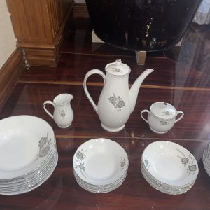 จานเก่าก้นลึกเนื้อกระเบื้องเกรด A นำเข้าจากต่างประเทศ ลายดอกไม้ขลิบเงิน มีใบใหญ่ 9 ใบ กลาง 6 ใบ และเล็ก 6 ใบสวยงามหายาก - Image 4