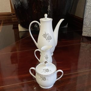 ชุดเหยือกนำ้ชา นำ้ และนม เก่าเก็บ เกรด A  นำเข้าจากต่างประเทศ ลายดอกไม้ขลิบเงิน สวยงามประณีต ใบใหญ่สูงประมาณ 12" - Image 4