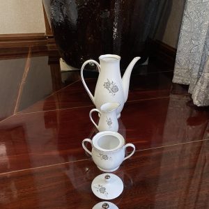 ชุดเหยือกนำ้ชา นำ้ และนม เก่าเก็บ เกรด A  นำเข้าจากต่างประเทศ ลายดอกไม้ขลิบเงิน สวยงามประณีต ใบใหญ่สูงประมาณ 12" - Image 3