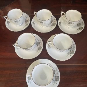 ชุดถ้วยกาแฟเก่าเก็บพร้อมจานลอง เกรด A นำเข้าจากต่างประเทศ ลายดอกไม้ขลิบเงิน สวยงามประณีต รวม 6 ชุด - Image 2