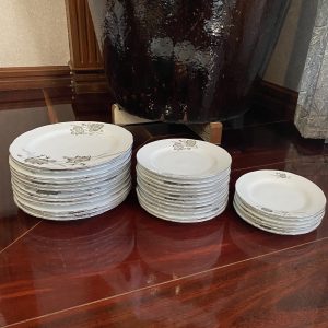 จานเก่าก้นตื้นเนื้อกระเบื้องเกรด A นำเข้าจากต่างประเทศ ลายดอกไม้ขลิบเงิน มีใบใหญ่ 12 ใบ กลาง 12 ใบ และเล็ก 5 ใบสวยงามหายาก - Image 2