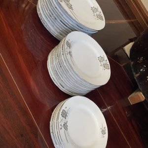 จานเก่าก้นตื้นเนื้อกระเบื้องเกรด A นำเข้าจากต่างประเทศ ลายดอกไม้ขลิบเงิน มีใบใหญ่ 12 ใบ กลาง 12 ใบ และเล็ก 5 ใบสวยงามหายาก - Image 3