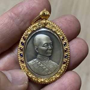 เหรียญเงินดำพ่นทรายของโรงกษาปณ์รูป พระจอมเกล้าด้านหลังพระสยามเทวาธิราช ปี2542 (เลี่ยมทองคำสวยงามลงยาแบบหนา) - Image 2