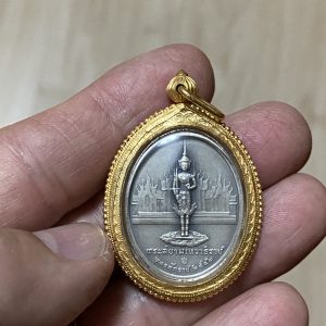 เหรียญเงินดำพ่นทรายของโรงกษาปณ์รูป พระจอมเกล้าด้านหลังพระสยามเทวาธิราช ปี2542 (เลี่ยมทองคำสวยงามลงยาแบบหนา) - Image 3