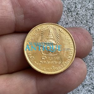 เหรียญ 1 บาท เจ้าฟ้าสิรินธรกะไหล่ทอง หรือบัณฑิตพระองค์แรกในมหาลัยแห่งประเทศไทย ปีพ.ศ.2520 - Image 2