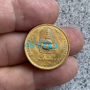 เหรียญ 1 บาท เจ้าฟ้าสิรินธรกะไหล่ทอง หรือบัณฑิตพระองค์แรกในมหาลัยแห่งประเทศไทย ปีพ.ศ.2520 - Image 4