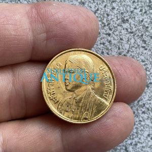 เหรียญ 1 บาท เจ้าฟ้าสิรินธรกะไหล่ทอง หรือบัณฑิตพระองค์แรกในมหาลัยแห่งประเทศไทย ปีพ.ศ.2520 - Image 3