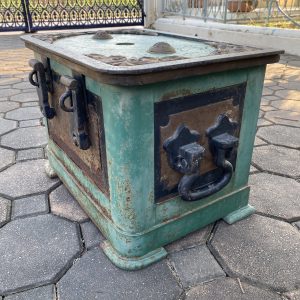 หีบกำปั่นเหล็กโบราณจากประเทศจีน สวยงามสมบูรณ์มากๆ ที่ฝามีลายกนก 4 มุม หนักมาก - Image 3