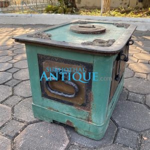 หีบกำปั่นเหล็กโบราณจากประเทศจีน สวยงามสมบูรณ์  ที่ฝามีลายกนก 4 มุม หนักมาก - Image 2