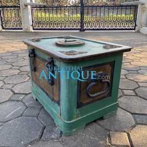 หีบกำปั่นเหล็กโบราณจากประเทศจีน สวยงามสมบูรณ์  ที่ฝามีลายกนก 4 มุม หนักมาก - Image 3