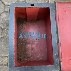 หีบกำปั่นเหล็กโบราณจากประเทศจีน สวยงามสมบูรณ์  ที่ฝามีลายกนก 4 มุม หนักมาก - Image 4