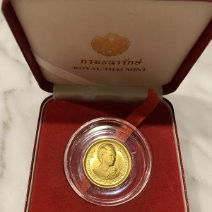 เหรียญกษาปณ์ที่ระลึก สมเด็จพระเทพรัตนราชสุดา สยามบรมราชกุมารี  6 ธันวาคม 2520 หนัก 1 บาท 15g  หน้าเหรียญ 2500 บาท - Image 4