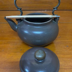 ชาป้านโบราณสมบูรณ์ใบเล็กมากมีเอกลักษณ์ตรงมือจับและปากโค้งงอนขึ้นได้รูปสวยงาม และมีตราสัญญาลักษณ์ประทับที่ก้น - Image 2