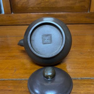 ชาป้านโบราณสมบูรณ์ใบเล็กมากมีเอกลักษณ์ตรงมือจับและปากโค้งงอนขึ้นได้รูปสวยงาม และมีตราสัญญาลักษณ์ประทับที่ก้น - Image 3