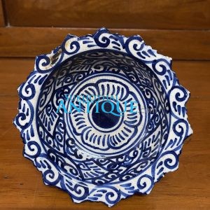 จานเชิงเก่าสมัยรัตนโกสิทร์ใบสีขาวลวดลายสีนำ้เงินโดยรอบทั้งบนและล่าง - Image 4