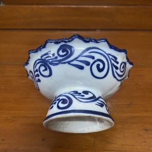 จานเชิงเก่าสมัยรัตนโกสิทร์ใบสีขาวลวดลายสีนำ้เงินโดยรอบทั้งบนและล่าง - Image 2