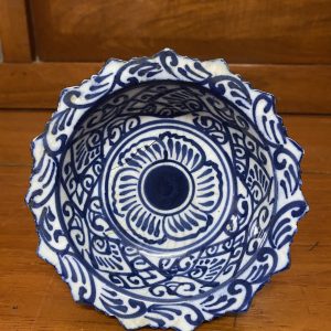 จานเชิงเก่าสมัยรัตนโกสิทร์ใบสีขาวลวดลายสีนำ้เงินโดยรอบทั้งบนและล่าง - Image 4