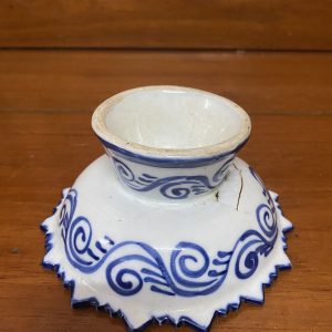 จานเชิงเก่าสมัยรัตนโกสิทร์ใบสีขาวลวดลายสีนำ้เงินโดยรอบทั้งบนและล่าง - Image 3