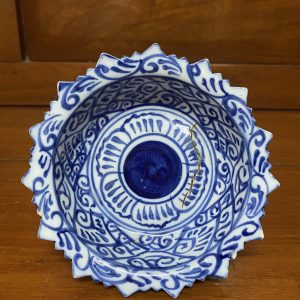 จานเชิงเก่าสมัยรัตนโกสิทร์ใบสีขาวลวดลายสีนำ้เงินโดยรอบทั้งบนและล่าง - Image 4