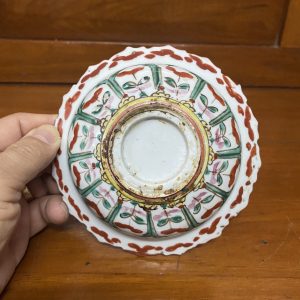 จานเชิงเก่าสมัยรัตนโกสิทร์ตอนต้นใบสีขาวลวดลายสีแดงเขียวเหลืองและสีนำ้เงินโดยรอบทั้งบนและล่าง (ฐานหลุดหายน่าจะเกิดจากทานำ้สลิปไม่ดีแล้วนำไปเผา) - Image 2