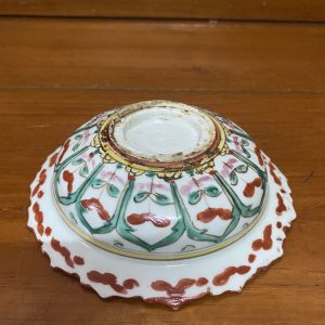 จานเชิงเก่าสมัยรัตนโกสิทร์ตอนต้นใบสีขาวลวดลายสีแดงเขียวเหลืองและสีนำ้เงินโดยรอบทั้งบนและล่าง (ฐานหลุดหายน่าจะเกิดจากทานำ้สลิปไม่ดีแล้วนำไปเผา) - Image 3