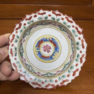 จานเชิงเก่าสมัยรัตนโกสิทร์ตอนต้นใบสีขาวลวดลายสีแดงเขียวเหลืองและสีนำ้เงินโดยรอบทั้งบนและล่าง (ฐานหลุดหายน่าจะเกิดจากทานำ้สลิปไม่ดีแล้วนำไปเผา) - Image 4