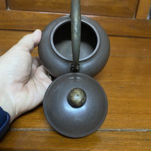 ชาป้านโบราณสมบูรณ์ใบเล็กมากมีเอกลักษณ์ตรงปากโค้งงอนขึ้นได้รูปสวยงาม สภาพนี้หายากมาก - Image 4