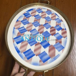 ถาดกระเบื้องโบราณรูปไข่สมัย ร.5 ขนาด 13 1/2"X17 1/2" ลายสี่เหลี่ยมสีขาวฟ้าและแดง หายากสมบูรณ์สวยงามมีหู,มีดุมขาเดิมครบ - Image 2