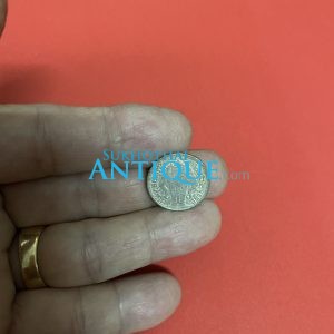 เหรียญร.6 เนื้อเงินหนึ่งสลึง ตราพระบรมรูป - ไอราพต ปี พ.ศ.2462 “มีจุด” หางยาว  สวยผิวเดิมเป็นแบบที่หายากผลิตออกมาน้อยมาก - Image 3