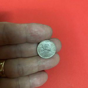 เหรียญร.6 เนื้อเงินหนึ่งสลึง ตราพระบรมรูป - ไอราพต ปี พ.ศ.2462 “มีจุด” หางยาว  สวยผิวเดิมเป็นแบบที่หายากผลิตออกมาน้อยมาก - Image 2