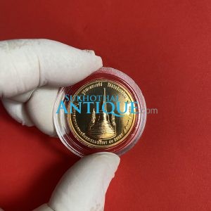 เหรียญในหลวงทรงผนวชปี 2550 เนื้อนวะ รุ่น บูระเจดีย์ วัดบวร อยู่ในกล่องกำมะหยี่สีแดงสวยงาม เหรียญที่ 3 - Image 3