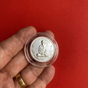 เหรียญทรงผนวชที่ระลีกบูรณะพระเจดีย์ วัดบวรนิเวศวิหาร พ.ศ. 2550 เนื้อเงินตอกโค๊ต พร้อมตลับและกล่องกำมะหยี่สวยเดิม - Image 3