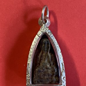 พระหลวงปู่ทวดเนื้อว่าน อ.นอง รุ่นแรกวัดทรายขาว ปี2514 ฝังตะกรุดกดพิมพ์มือ มีไขว่านจับรอบองค์เลี่ยมกรอบเงินหนายกซุ้ม - Image 4