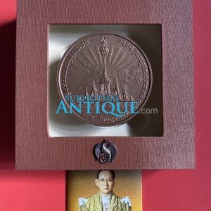 เหรียญที่ระลืกพระราชพิธีถวายพระเพลิงพระบรมศพ พฤหัสที่ 26 ตุลาคม 2560 องค์ ร.9 เนื้อทองแดงรมดำพ่นทราย เส้นผ่าศูนย์ 7 ซม. - Image 3