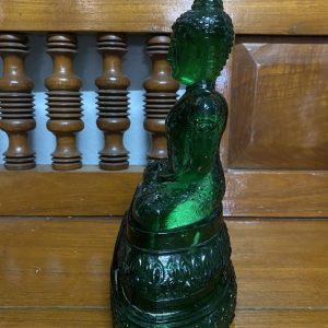 พระแก้วมรกตสำนักพุทธรัตนประทีปปางสมาธิ สีเฃียวมรกตเข้ม ปีพ.ศ.2500 จัดทำที่ประเทศ ญี่ปุ่น (JAPAN) ปลายพระเกศกระเทอะนิดนึง - Image 2