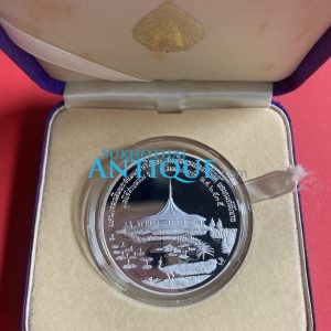 เหรียญที่ระลึกสวนหลวงร.9 ในหลวง -  ราชินี เนื้อเงินขัดเงา ปี 35 หนัก31.5 กรัม ผลิต 1,000 เหรียญ สผ.ประมาณ 4 ซม.พร้อมกล่องเดิม - Image 2