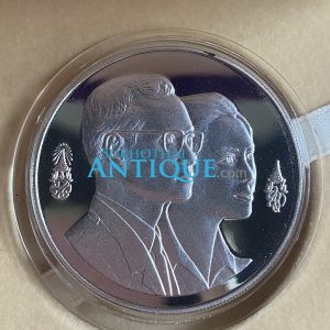 เหรียญที่ระลึกสวนหลวงร.9 ในหลวง -  ราชินี เนื้อเงินขัดเงา ปี 35 หนัก31.5 กรัม ผลิต 1,000 เหรียญ สผ.ประมาณ 4 ซม.พร้อมกล่องเดิม - Image 4