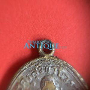 เหรียญพระครูสุวิชานวรวุฒิ (หลวงพ่อปี้) งานผูกพัทธสีมาวัดลานหอย ปี 2502 จ.สุโขทัย  เนื้อกะไหล่เงินห่วงเชื่อม - Image 4