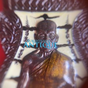 เหรียญเสมาหลวงพ่อพัฒน์ วัดห้วยด้วน อ.หนองบัว รุ่นรวยรับทรัพย์ ปี2563 เนื้อทองแดงลงยา สวยพร้อมกล่อง ตอกโค๊ต หมายเลข447 - Image 3