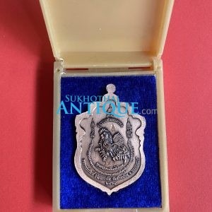 เหรียญเสมาหลวงพ่อพัฒน์ วัดห้วยด้วน อ.หนองบัว รุ่นรวยพัฒนะมงคล ปี2564 เนื้อทองแดงลงยา สวยพร้อมกล่อง หมายเลข891 - Image 2