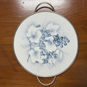 ถาดกระเบื้องโบราณแบบหายากไม่มีปีกขอบ ขนาด 12 "ลาย พวงช่อองุ่นพร้อมก้านและใบ สีขาวฟ้า จับขอบพร้อมหูและดุมขา - Image 2