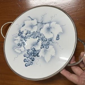 ถาดกระเบื้องโบราณแบบหายากไม่มีปีกขอบ ขนาด 12 "ลาย พวงช่อองุ่นพร้อมก้านและใบ สีขาวฟ้า จับขอบพร้อมหูและดุมขา - Image 3